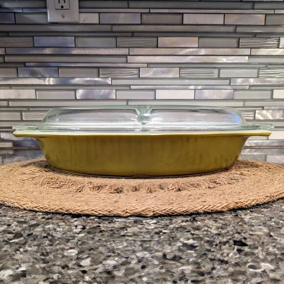 Vintage Pyrex 1 Quart Green Divided Casserole Dish With Lid Made in USA - Picture 1 of 5